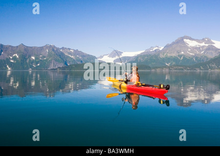 Frau Fischer im Kajak Angeln auf Lachs in Abra Cove Aialik Bay Kenai Fjords Nationalpark Alaska Kenai-Halbinsel Sommer Stockfoto