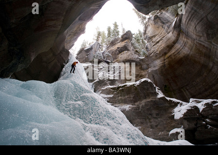 Weibliche Eis Kletterer Abseilen in den Kopf des Maligne Canyons in Jasper Nationalpark, Alberta, Kanada Stockfoto