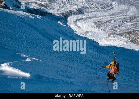 Bergsteiger klettern Mt.Drum in Vorbereitung auf Skiern Wrangell-Ilija Nationalpark Yunan Alaska Winter Extreme fahren Stockfoto