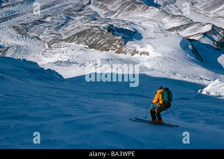 Bergsteiger klettern Mt.Drum in Vorbereitung auf Skiern Wrangell-Ilija Nationalpark Yunan Alaska Winter Extreme fahren Stockfoto