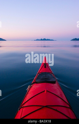 Kajakfahrer Perspektive als He Paddel in Treibsand Cove im Morgengrauen Aialik Bay Kenai Fjords Nationalpark, Alaska Stockfoto