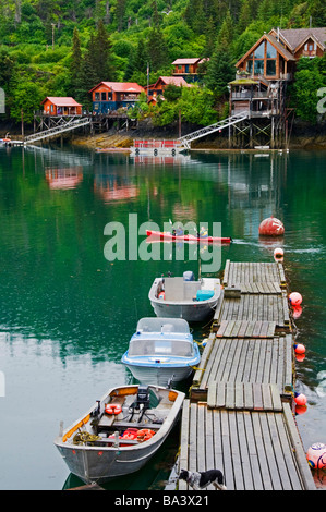 Kajakfahrer vorbeifahren ein Dock in Halibut Cove in Kachemak Bay, Yunan Alaska im Sommer Stockfoto