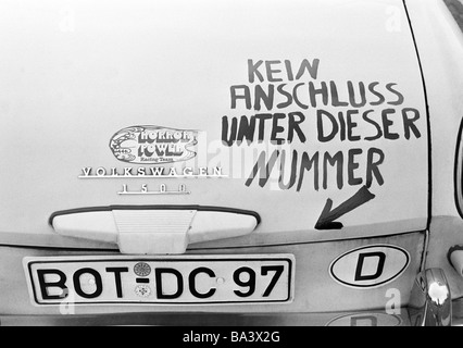 70er Jahre, schwarz / weiß Foto, Humor, Produktfotografie, Auto lackiert mit witzigen Spruch, Hinweis auf das Fahrzeug Passermarke, "Keine solche Nummer" Stockfoto