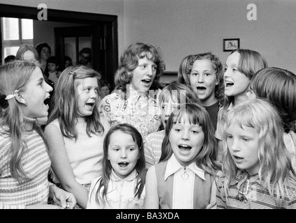 70er Jahre, schwarz / weiß Foto, Kultur, Musik, Kinderchor, singenden Mädchen, im Alter von 8 bis 14 Jahre Stockfoto