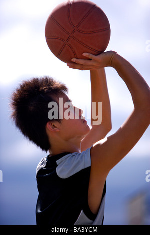 Teenager-Jungen Basketball werfen wird vorbereitet Stockfoto