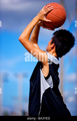 Teenager-Jungen Basketball werfen wird vorbereitet Stockfoto