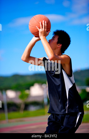 Teenager-Jungen Basketball werfen wird vorbereitet Stockfoto