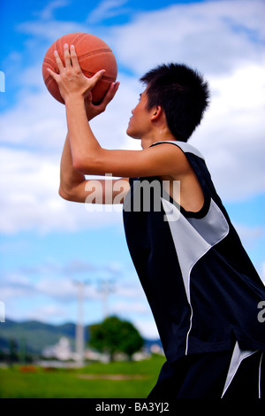 Teenager-Jungen Basketball werfen wird vorbereitet Stockfoto