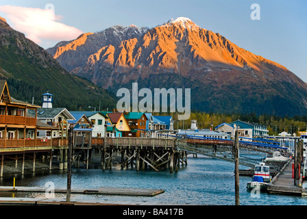 Malerische Aussicht auf den kleinen Bootshafen Seward auf Resurrection Bay bei Sonnenuntergang auf der Kenai-Halbinsel in Alaska Yunan Stockfoto