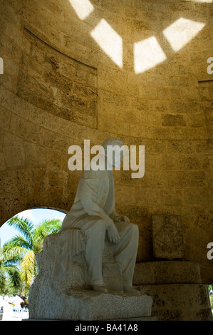 Kuba-Santiago De Cuba-Statue von Marti in das Mausoleum von Jose Marti in Santa Ifigenia Friedhof März 2009 Stockfoto