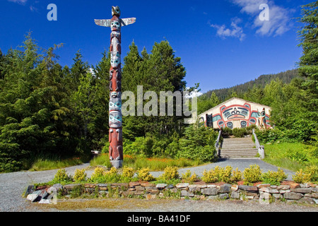 Totempfähle & Clan Haus @ Saxman Dorf in der Nähe von Ketchikan Alaska Southeast Sommer Tongass National Forest Stockfoto