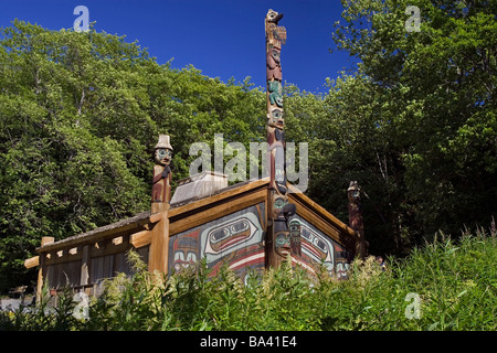 Clan Haus w/Totempfähle @ Totem Bight State Historical Park in der Nähe von Ketchikan AK Südost Stockfoto