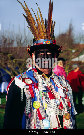 Morris Dancer tragen gefiederte Hut mit geschwärzt, Gesicht Stockfoto