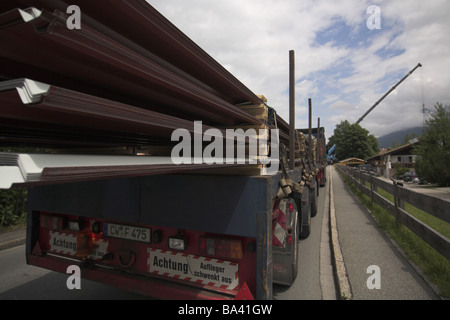 Straße LKW Lieferung Dachprofile Heck-Stellungnahme Marken bitte unkenntlich macht Website Bau Bauarbeiten Stockfoto