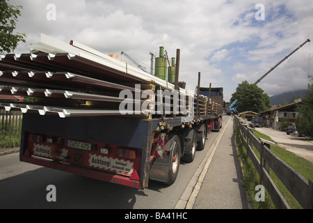 Straße LKW Lieferung Dachprofile Heck-Stellungnahme Marken bitte unkenntlich macht Website Bau Bauarbeiten Stockfoto