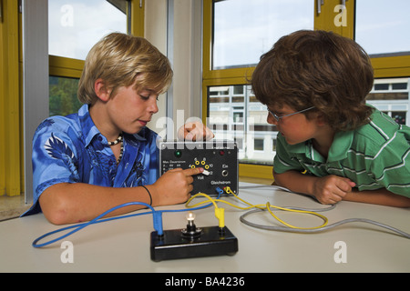 Schule Klassenzimmer Unterricht Physik das Interesse der Schüler versuchen Strom Experimente Schulunterricht Schule Klasse Leute Stockfoto