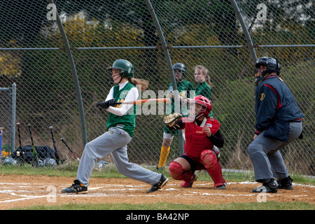 Ein Teig, Catcher und Schiedsrichter in einer Mädchen-High School-Softball-Spiel. Stockfoto