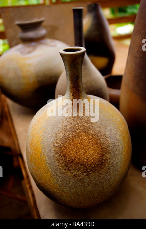 Keramik Töpfe mit Kohlenasche Stockfoto