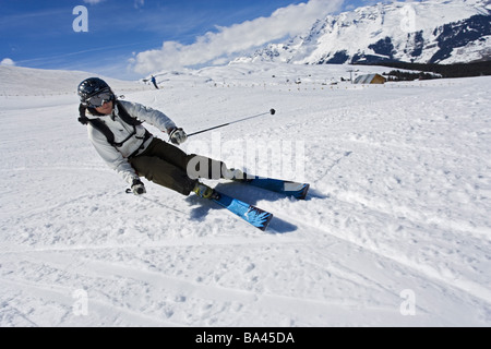 Berge-Loipe Ski-Chauffeuse Bewegung Kurve-Situation Serie Menschen Frau 20-30 Jahren, die Ski-Helm Helm Skibrillen Stockfoto