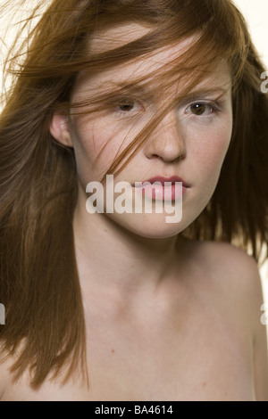 Mädchen rot-behaarte Blick Kamera Portrait-Serie thematisiert Menschen Jugendliche 10-15 Jahre langhaarige oberen Haare Wind frei stellen Stockfoto