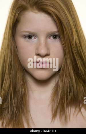 Mädchen rot-behaarte Blick Kamera Portrait-Serie thematisiert Menschen Jugendliche 10-15 Jahre 13 Jahre langhaarige Oberkörper frei Stockfoto