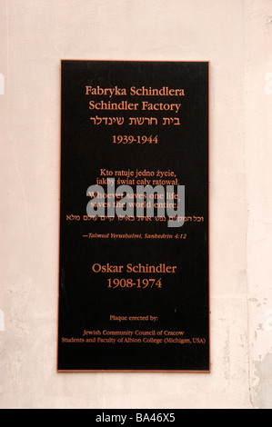 Das Tribut-Schild an der ursprünglichen Fabrik für Oscar Schindler gegründet, um die Juden aus den Konzentrationslagern in Krakau zu retten Stockfoto