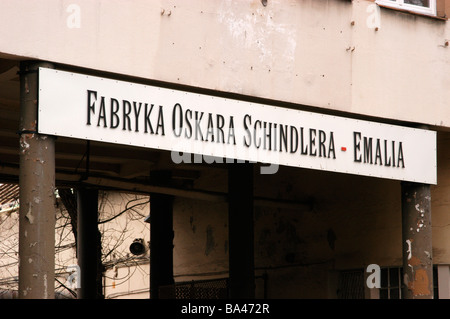 Das Schild über der ursprünglichen Fabrik Oskar (Oscar) Schindler gegründet, um die Juden aus den Konzentrationslagern in Krakau zu retten Stockfoto