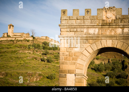 Alcantara Brücke Triumphbogen mit Las Monja Kloster auf dem Hintergrund Alcantara Caceres Extremadura Spanien Stockfoto