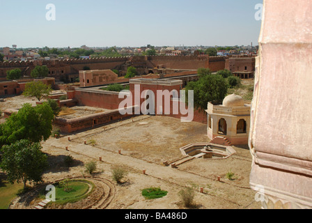 Blick von der Südseite des Junagarh Fort, Bikaner, Bundesstaat Rajasthan, Indien. Die moderne Stadt Bikaner entwickelte sich rund um das fort Stockfoto