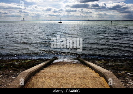 Stufen führen hinunter zu dem Wasser bei Southend on Sea in Essex.  Foto von Gordon Scammell Stockfoto