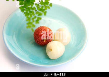 Litschis auf Keramikplatte Stockfoto