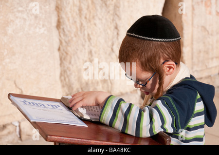 Israel Jerusalem Old City Western Wand Porträt der jungen roten Haaren orthodoxer Jude beten Stockfoto