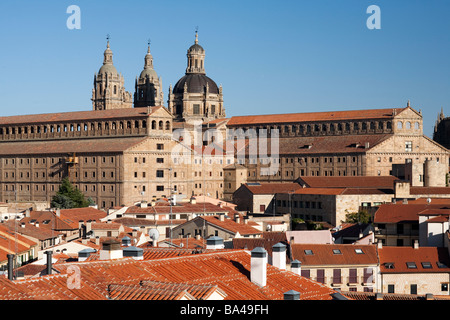 Salamaca Stadtbild mit den riesigen Gebäuden von der Päpstlichen Universität und der Klerus Kirche auf dem Hintergrund Stadt Stockfoto