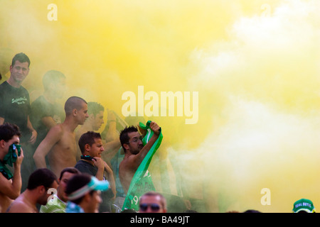 Real Betis radical-Ventilatoren Beleuchtung eine Fackel während das Lokalderby gegen FC Sevilla Stockfoto