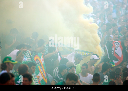Real Betis radical-Ventilatoren Beleuchtung eine Fackel während das Lokalderby gegen FC Sevilla Stockfoto