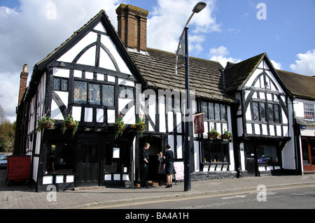 Fragen Sie, Restaurant im Fachwerk-Gebäude, High Street, Crawley, West Sussex, England, Vereinigtes Königreich Stockfoto