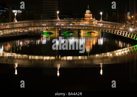 Ha Penny Bridge Half Penny Bridge über den Liffey-Fluss Dublin Irland Stockfoto