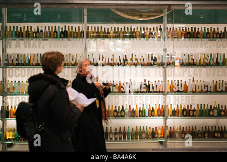 Bierflaschen ausgestellt im Guinness Storehouse Dublin Irland Stockfoto