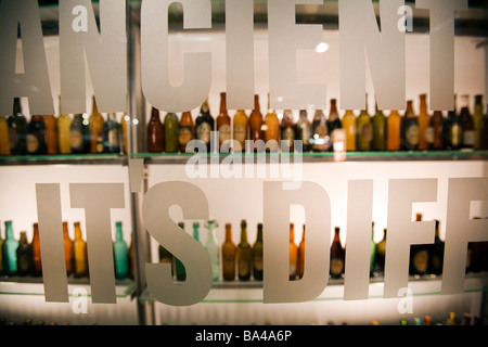 Bierflaschen ausgestellt im Guinness Storehouse Dublin Irland Stockfoto