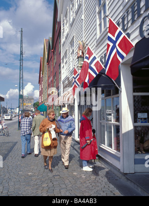 Touristen und alte Holzhäuser am Wasser Lagerhäuser, Bryggen, Bergen, Hordaland, Norwegen. Stockfoto