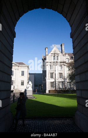 Campanile Torbogen Parlament Square am Trinity College Dublin Irland Stockfoto