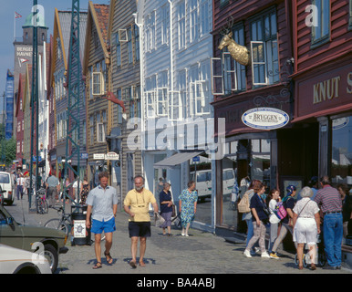 Touristen und alte Holzhäuser am Wasser Lagerhäuser, Bryggen, Bergen, Hordaland, Norwegen. Stockfoto