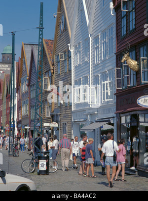 Touristen und alte Holzhäuser am Wasser Lagerhäuser, Bryggen, Bergen, Hordaland, Norwegen. Stockfoto