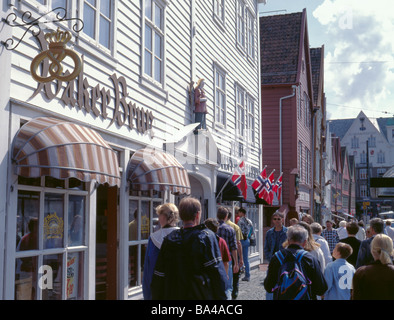 Touristen und alte Holzhäuser am Wasser Lagerhäuser, Bryggen, Bergen, Hordaland, Norwegen. Stockfoto