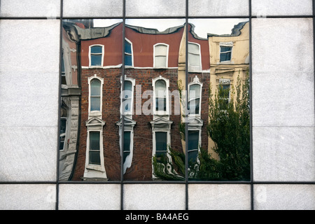 Traditionelle Häuser spiegelt sich auf einem modernen Glasgebäude Dublin Irland Stockfoto