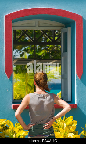 Frau vor bunten Haus Fenster Los Roques Venezuela-Südamerika Stockfoto