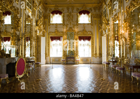 Golden verspiegelten Ballsaal im Peterhof Palast. Peterhof, Russland. Stockfoto