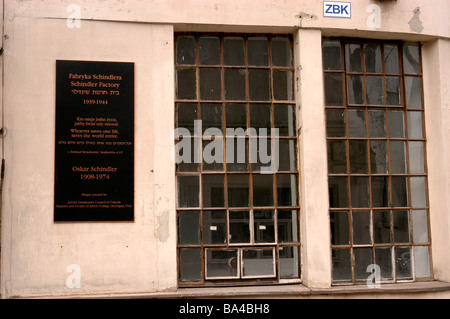 Das Tribut-Schild an der ursprünglichen Fabrik für Oscar Schindler gegründet, um die Juden aus den Konzentrationslagern in Krakau zu retten Stockfoto