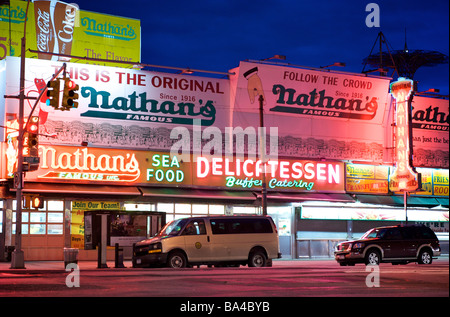 Nachtansicht von Nathans Feinkost Restaurant in Coney Island, New York (für nur zur redaktionellen Nutzung) Stockfoto