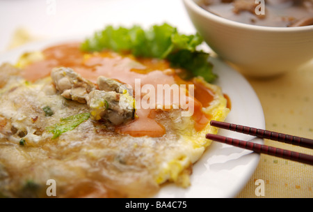 Auster Omelette auf Platte Stockfoto